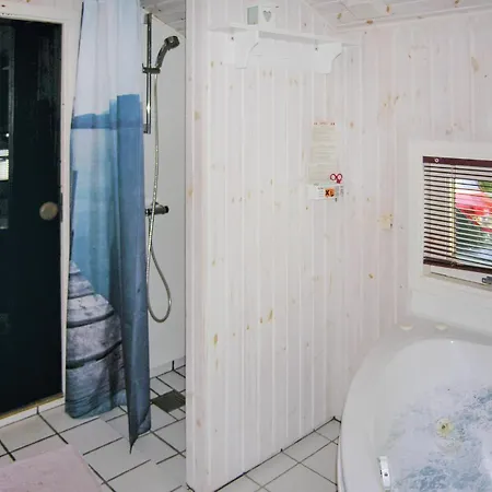 Gorgeous Home In Humble With Sauna Nordenbro Vesteregn